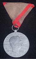 VERWUNDETENMEDAILLE, mit Randstreifen für Kriegsinvalide. Letzte offizielle österr. ungar. Medaille, von Kaiser Karl gestiftet, am 12. Aug. 1917